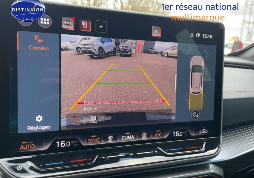 Vue intérieure sur l'écran tactile affichant la caméra de recul du CUPRA Formentor gris magnétique, tableau de bord moderne.