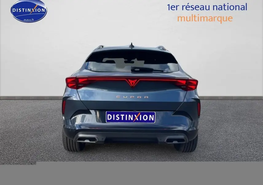 Vue arrière d'une CUPRA Formentor gris magnétique 2026 avec feux LED et double sortie d'échappement.