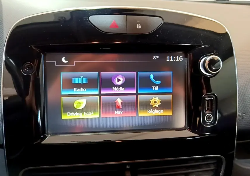Écran tactile central de la Renault Clio Zen Energy dCi 75 affichant les options radio, média, téléphone et navigation.