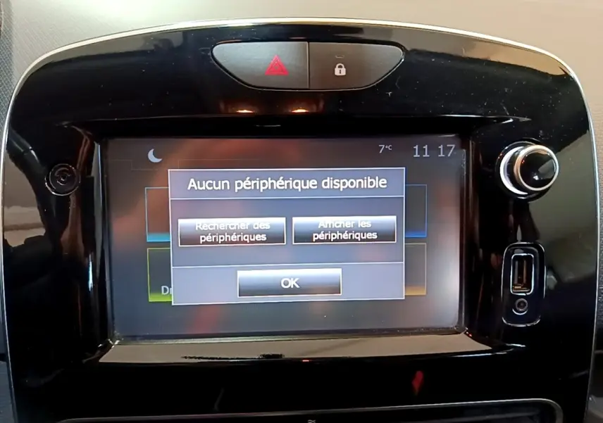 Gros plan sur l'écran tactile central noir de la Renault Clio Zen Energy dCi 75 blanc, affichant un message Bluetooth.