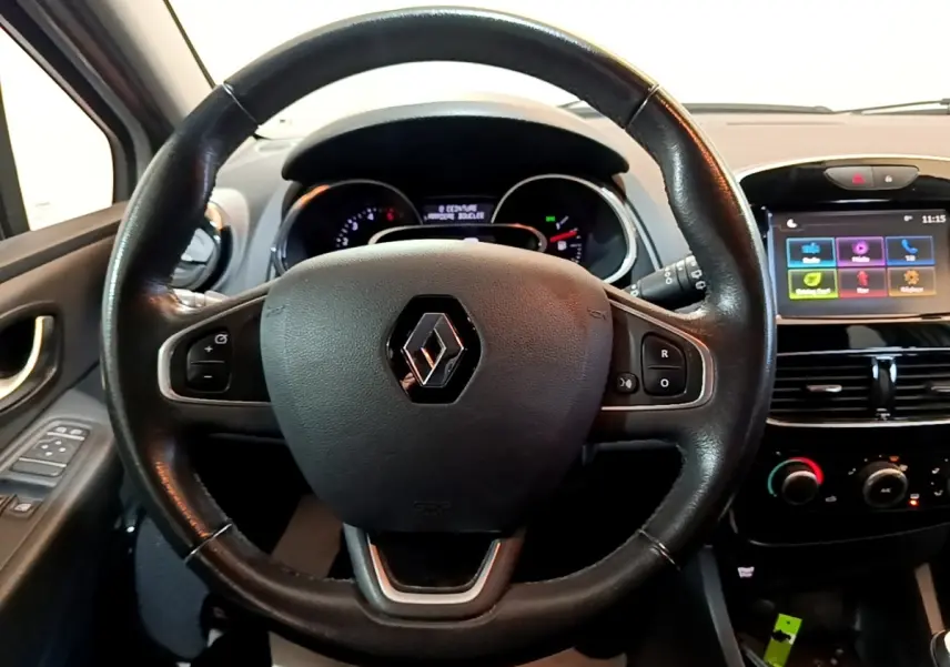Vue rapprochée du volant cuir noir multifonctions et du tableau de bord digital d’une Renault Clio Zen Energy dCi 75.