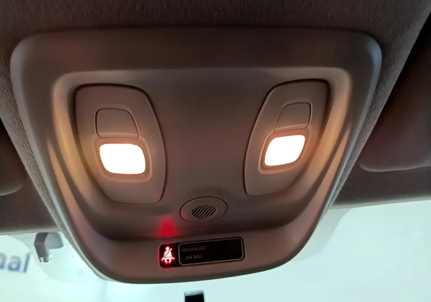 Plafonnier intérieur allumé vu de l'avant dans une Renault Clio blanche, version Zen Energy dCi 75 de 2016.