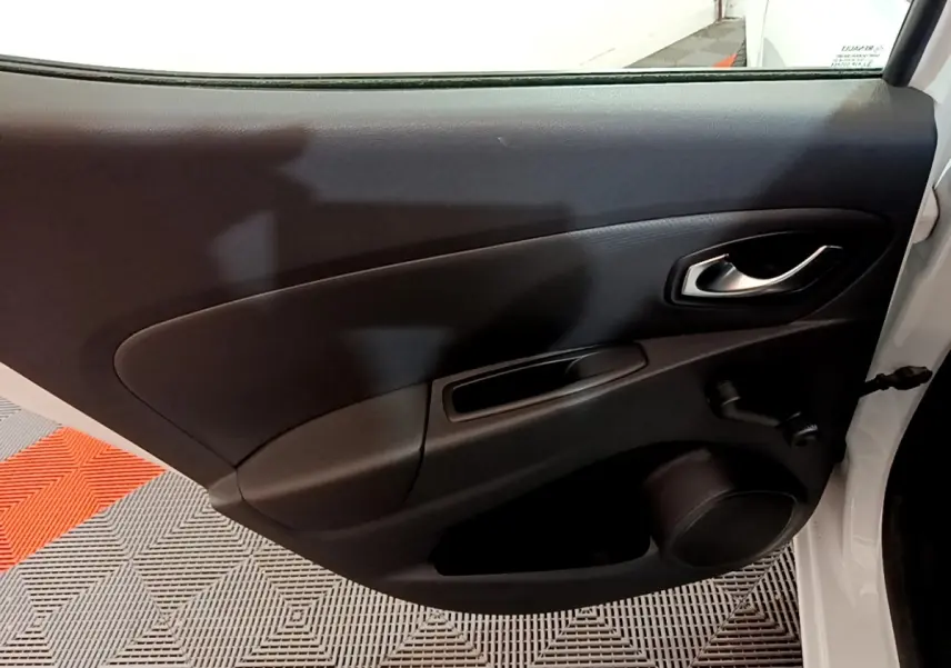 Vue intérieure de la porte arrière droite noire d’une Renault Clio Zen Energy dCi 75 blanche de 2016.