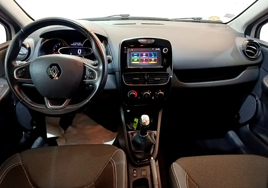 Vue intérieure avant de la Renault Clio Zen Energy dCi 75 2016, volant cuir noir et écran tactile central coloré.