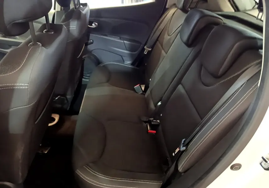 Vue intérieure côté droit sur la banquette arrière noire de la Renault Clio Zen Energy dCi 75 blanche de 2016.