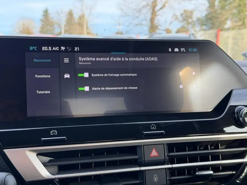 Écran tactile du système d’aide à la conduite dans l’habitacle du Citroën C4 X 2025, affichage des fonctions ADAS.