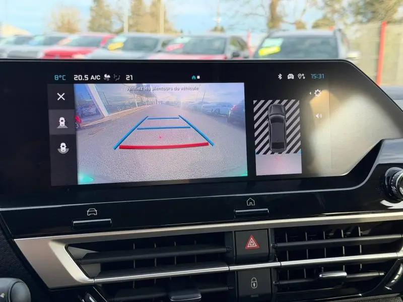 Écran central affichant la caméra de recul du Citroën C4 X 1.2 Hybride gris Mercury, vue intérieure du tableau de bord.