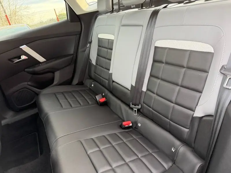 Vue intérieure du siège arrière droit de la Citroën C4 X 2025 en cuir bicolore gris Mercury avec surpiqûres carrées.