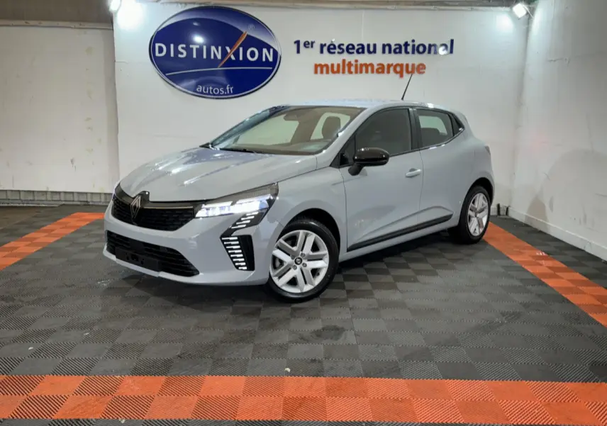 Renault Clio Evolution Blue dCi 100 gris clair vue 3/4 avant avec feux LED et jantes alliage en showroom