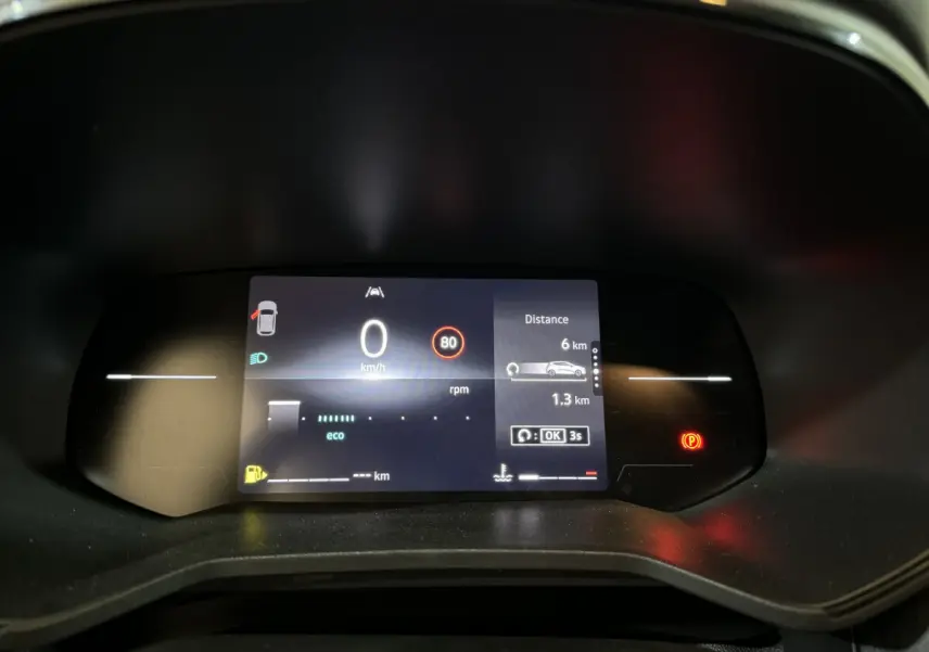 Combiné d'instruments numérique de la Renault Clio Evolution Blue dCi 100 2025 affichant vitesse, distance et alertes.