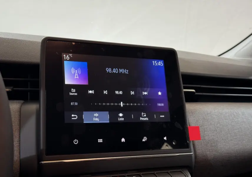 Écran tactile central de 17,8 cm affichant la radio dans l'habitacle gris clair d'une Renault Clio 2025.