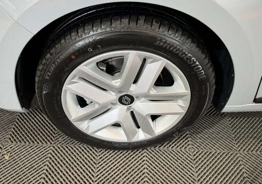 Gros plan sur la roue avant droite gris clair de la Renault Clio Evolution Blue dCi 100 avec jante moderne et pneu Bridgestone.