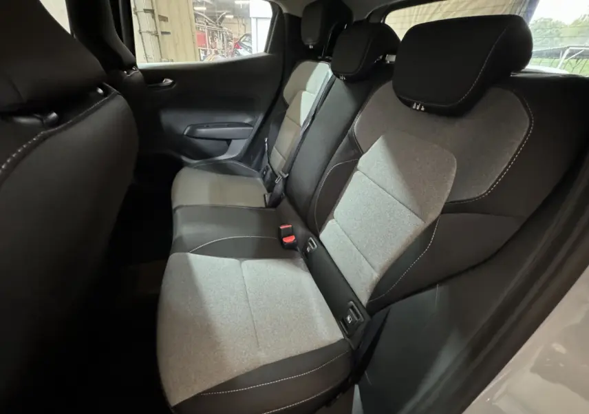 Vue intérieure côté droit des sièges arrière gris clair et noir de la Renault Clio Evolution Blue dCi 100 2025.
