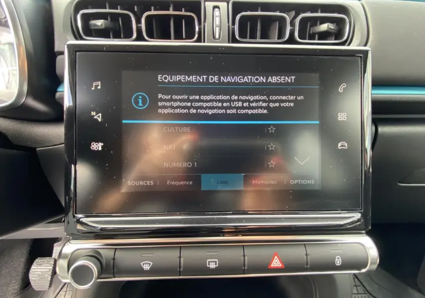 Écran tactile central en gros plan dans l'habitacle noir de la Citroën C3 2021, avec commandes climatisation visibles.