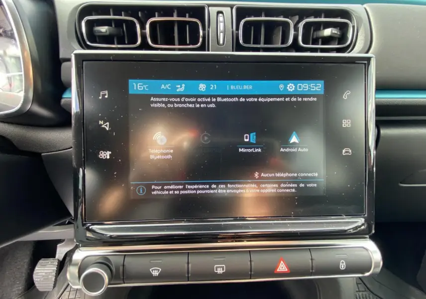 Écran tactile central de la Citroën C3 noire 2021, avec commandes climatisation et interface Bluetooth visible.