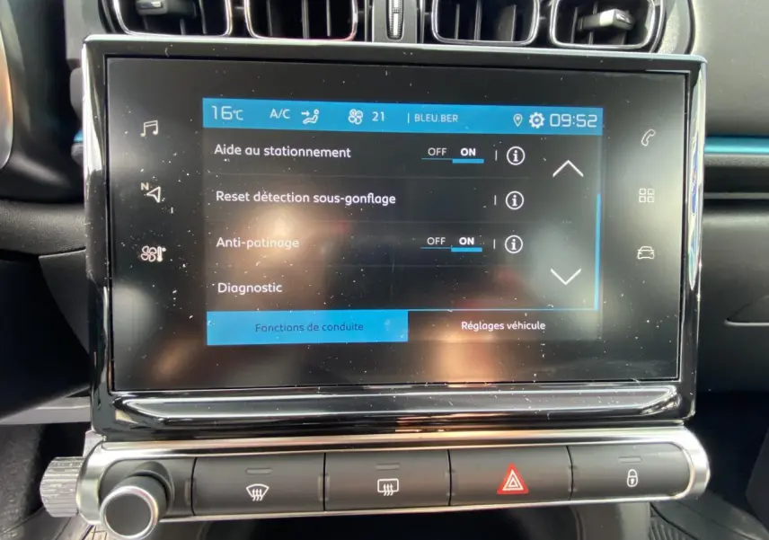 Écran tactile central affichant les réglages d’aide au stationnement dans l’habitacle d’une Citroën C3 noire 2021.