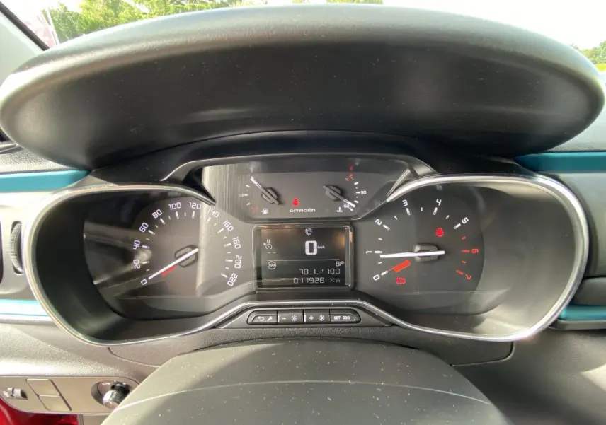 Vue rapprochée du tableau de bord de la Citroën C3 noire, affichant compteur et indicateurs numériques.