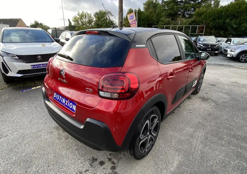 Citroën C3 2021 rouge Elixir vue 3/4 arrière droit avec toit noir et vitres surteintées.