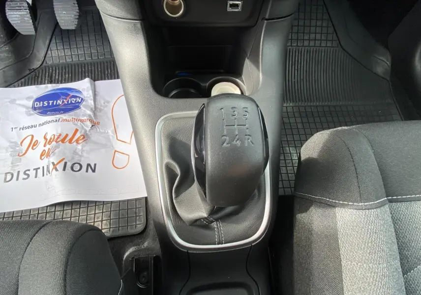 Gros plan sur le levier de vitesse manuel noir et la console centrale de la Citroën C3 1.2 PureTech Essence 2021.