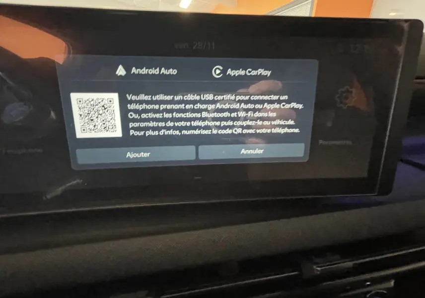 Écran tactile central du Hyundai Tucson 2025 affichant les options de connexion Android Auto et Apple CarPlay.