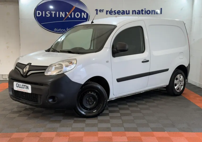 Renault Kangoo Extra R-Link blanc en 3/4 avant droit avec pare-chocs noir et jante acier avant noire.