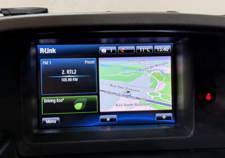 Écran tactile R-Link du tableau de bord du Renault Kangoo Extra R-Link, affichant navigation et radio.