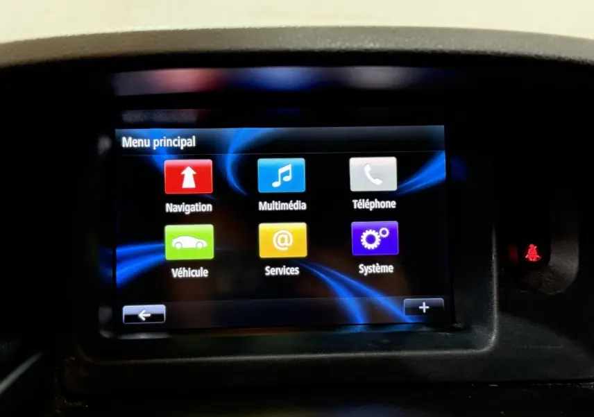 Écran tactile central du tableau de bord du Renault Kangoo blanc, affichant le menu principal du système multimédia.