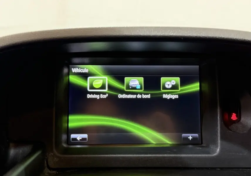 Écran tactile central du tableau de bord du Renault Kangoo blanc, affichant les options Driving Eco², ordinateur de bord et réglages.
