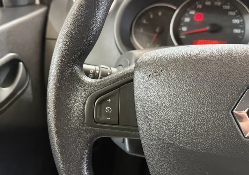 Gros plan sur le volant noir du Renault Kangoo 2021 avec commandes intégrées et partie du tableau de bord visible.