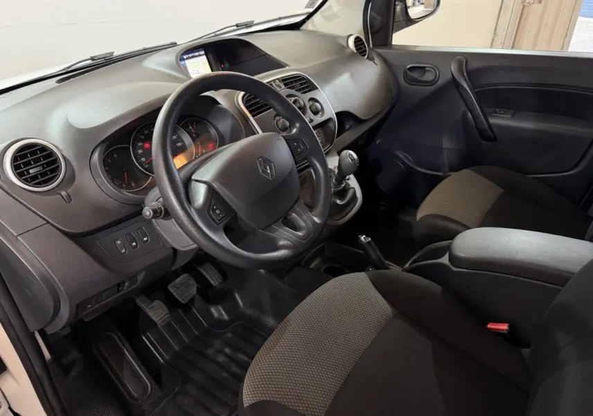 Intérieur du Renault Kangoo 2021 vu côté conducteur, tableau de bord noir avec écran tactile et volant multifonction.