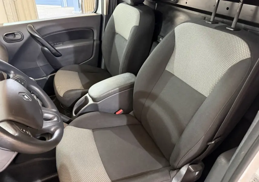 Vue intérieure côté conducteur du Renault Kangoo Extra R-Link 2021, sièges tissu bicolore gris et noir.