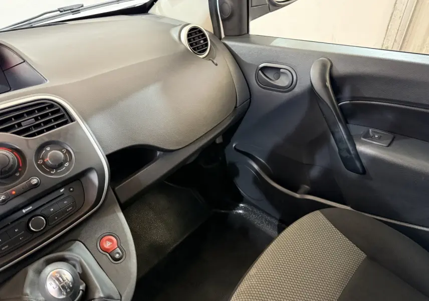 Vue intérieure côté passager du tableau de bord et porte noire du Renault Kangoo Extra R-Link 2021.