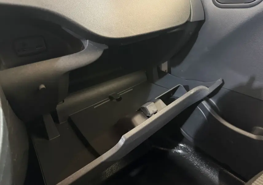 Gant de rangement ouvert côté passager intérieur noir du Renault Kangoo Extra R-Link 2021.