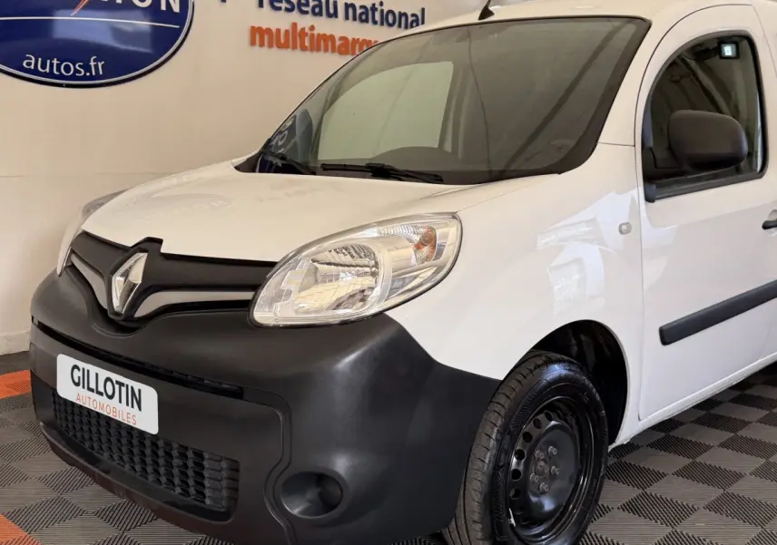 Vue 3/4 avant droit du Renault Kangoo blanc avec pare-chocs noir mat et jantes acier noires.