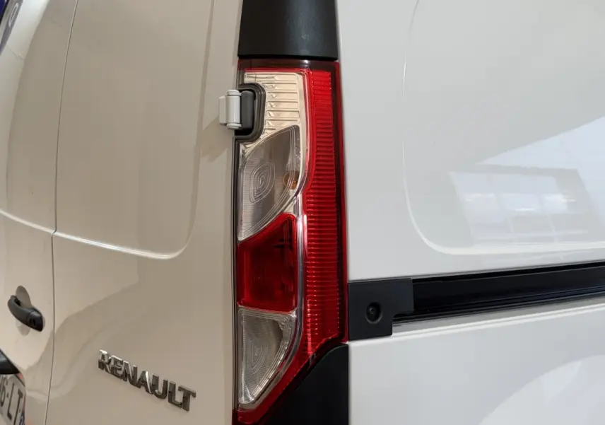 Détail du feu arrière droit blanc du Renault Kangoo Extra R-Link 2021 avec logo Renault sur la porte arrière.