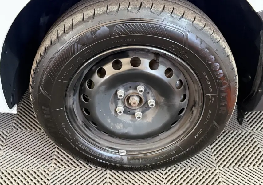 Gros plan sur la roue de secours en jante acier noire du Renault Kangoo blanc 2021, vue côté droit.