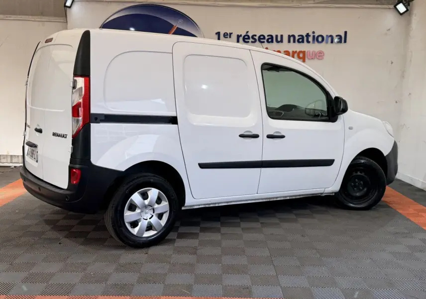 Vue de profil droit d’un Renault Kangoo blanc Extra R-Link 2021 avec jante alliage à l’arrière et roue acier à l’avant.