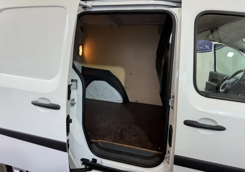 Vue latérale gauche du Renault Kangoo blanc 2021 avec porte coulissante ouverte montrant l’espace de chargement vide.