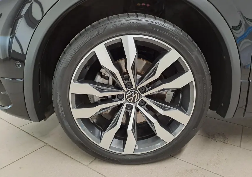 Gros plan sur la jante alliage 20'' Suzuka du côté avant droit du Volkswagen Tiguan Noir Intense nacré 2023.