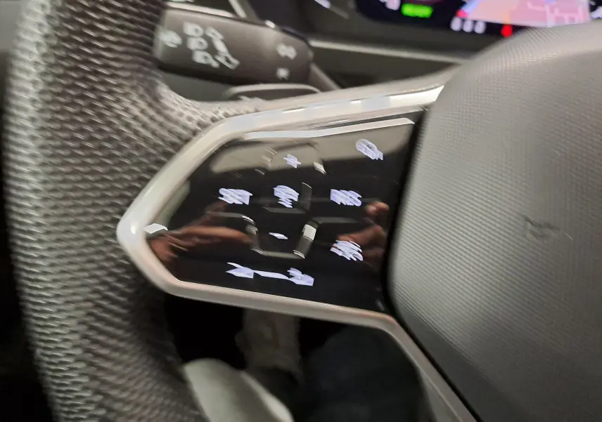 Gros plan sur les commandes tactiles du volant du Volkswagen Tiguan noir intense nacré, version R-Line Exclusive 2023.