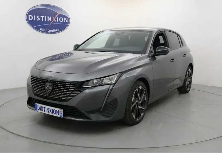 Peugeot 308 Hybrid gris vue 3/4 avant droit, jantes alliage 17 pouces et calandre distinctive noire.