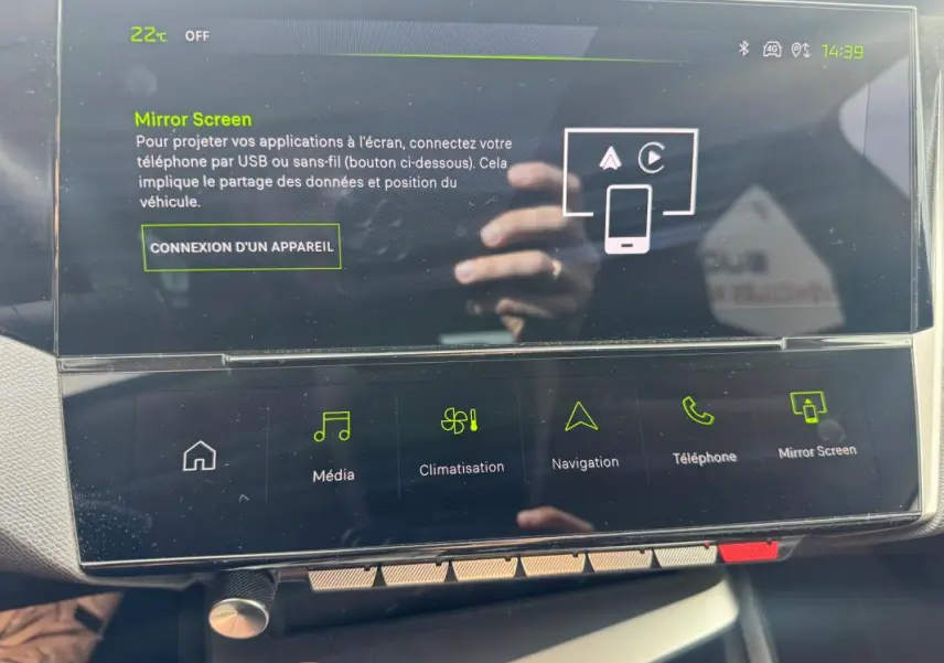 Écran tactile central du Peugeot 308 Hybrid 145 Allure 2025 avec interface Mirror Screen et commandes multimédia.