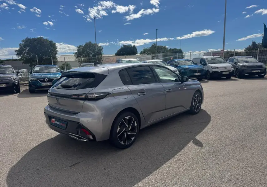 PEUGEOT 308 Hybrid gris vue 3/4 arrière droit, jantes alliage 17 pouces et feux arrière LED distinctifs.