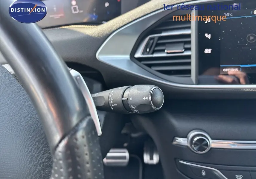 Gros plan sur la commande d'essuie-glace et partie du tableau de bord noir de la Peugeot 308 GT 2021.