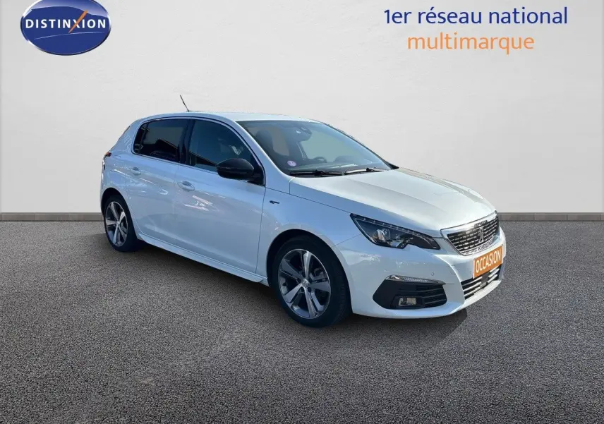Peugeot 308 blanc nacré en 3/4 avant droit, avec jantes alliage et vitres teintées sur fond neutre.