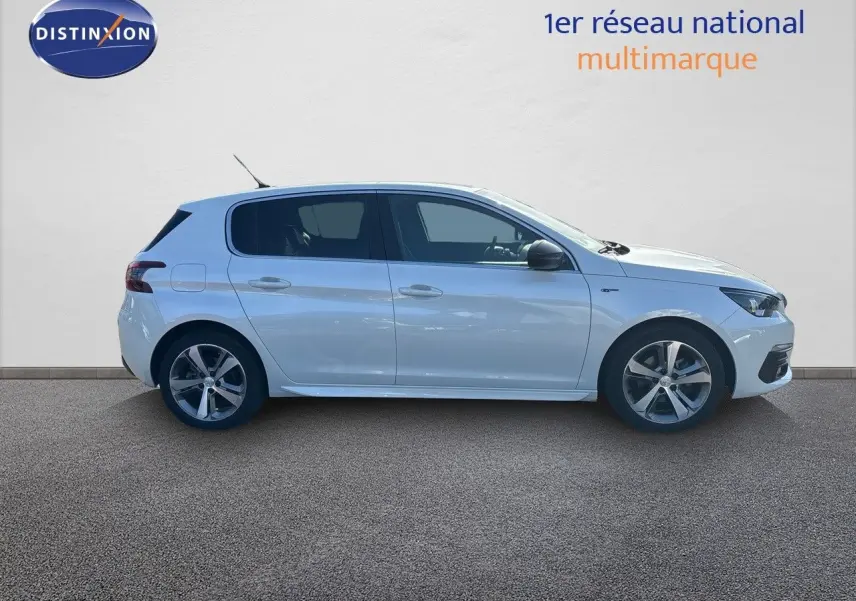 Profil droit d'une Peugeot 308 blanc nacré 5 portes, version GT, avec jantes alliage et vitres teintées.