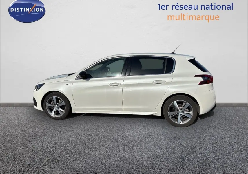 Profil côté gauche d'une Peugeot 308 blanc nacré 5 portes, version GT essence 2021, sur fond neutre.