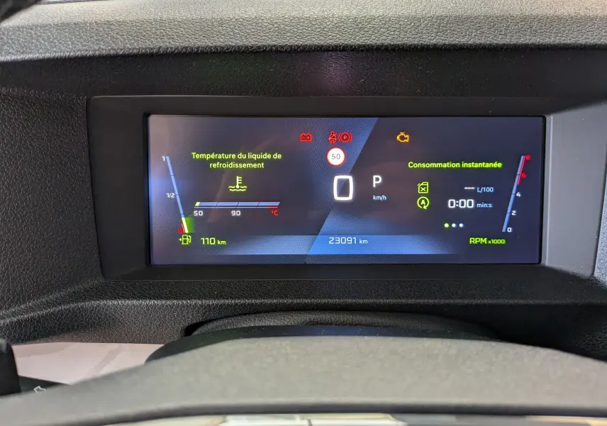 Affichage numérique du tableau de bord du Peugeot Expert Fourgon M 180 EAT8 montrant la vitesse à 0 km/h et divers indicateurs.