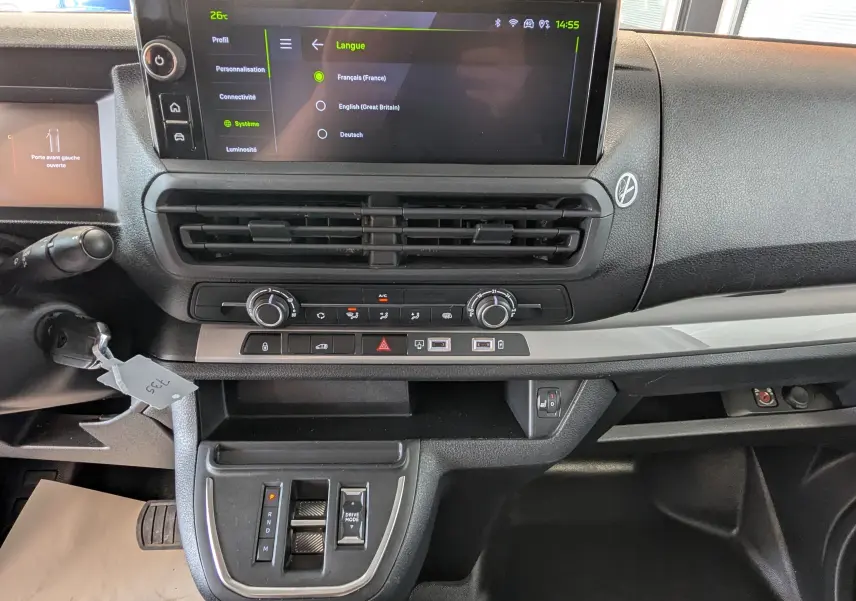 Vue rapprochée du tableau de bord du Peugeot Expert Fourgon blanc 2024, avec écran tactile et commandes climatisation.