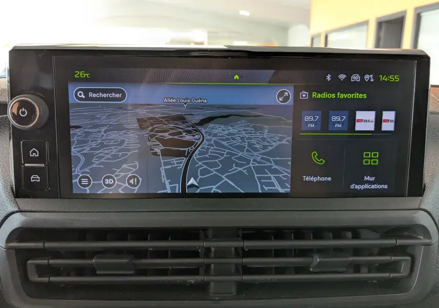Écran tactile central du Peugeot Expert Fourgon M 180 EAT8 2024 affichant la navigation GPS et les radios favorites.